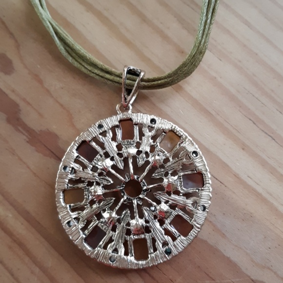 Gorgeous Medallion Necklace - Picture 4 of 7